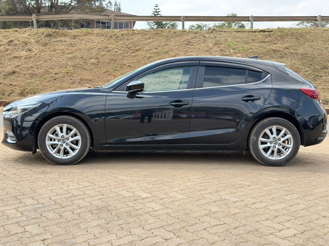 2019-Mazda Axela SkyActiv- Black