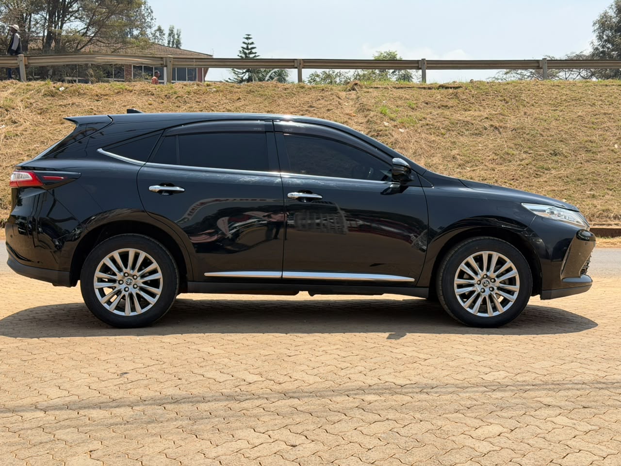 Toyota Harrier Progress- Black