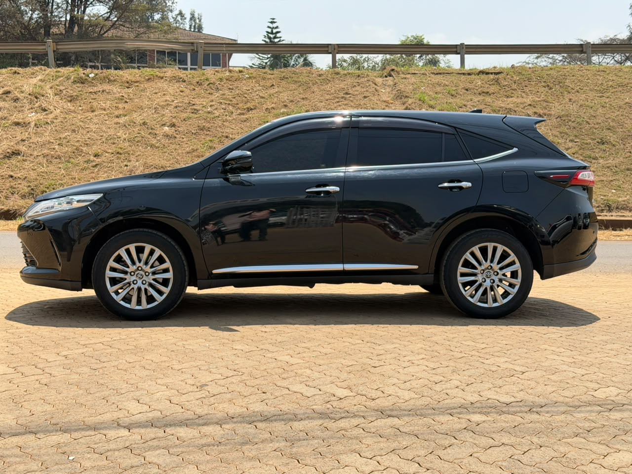 Toyota Harrier Progress- Black