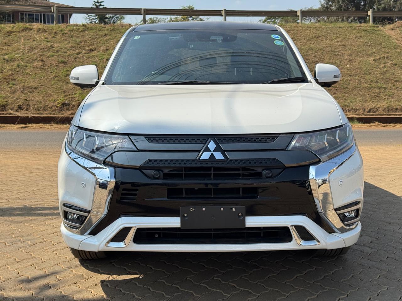 2019 – Mitsubishi Outlander PHEV – White