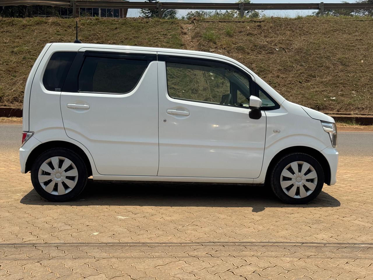 2019 – Suzuki Wagon R – White