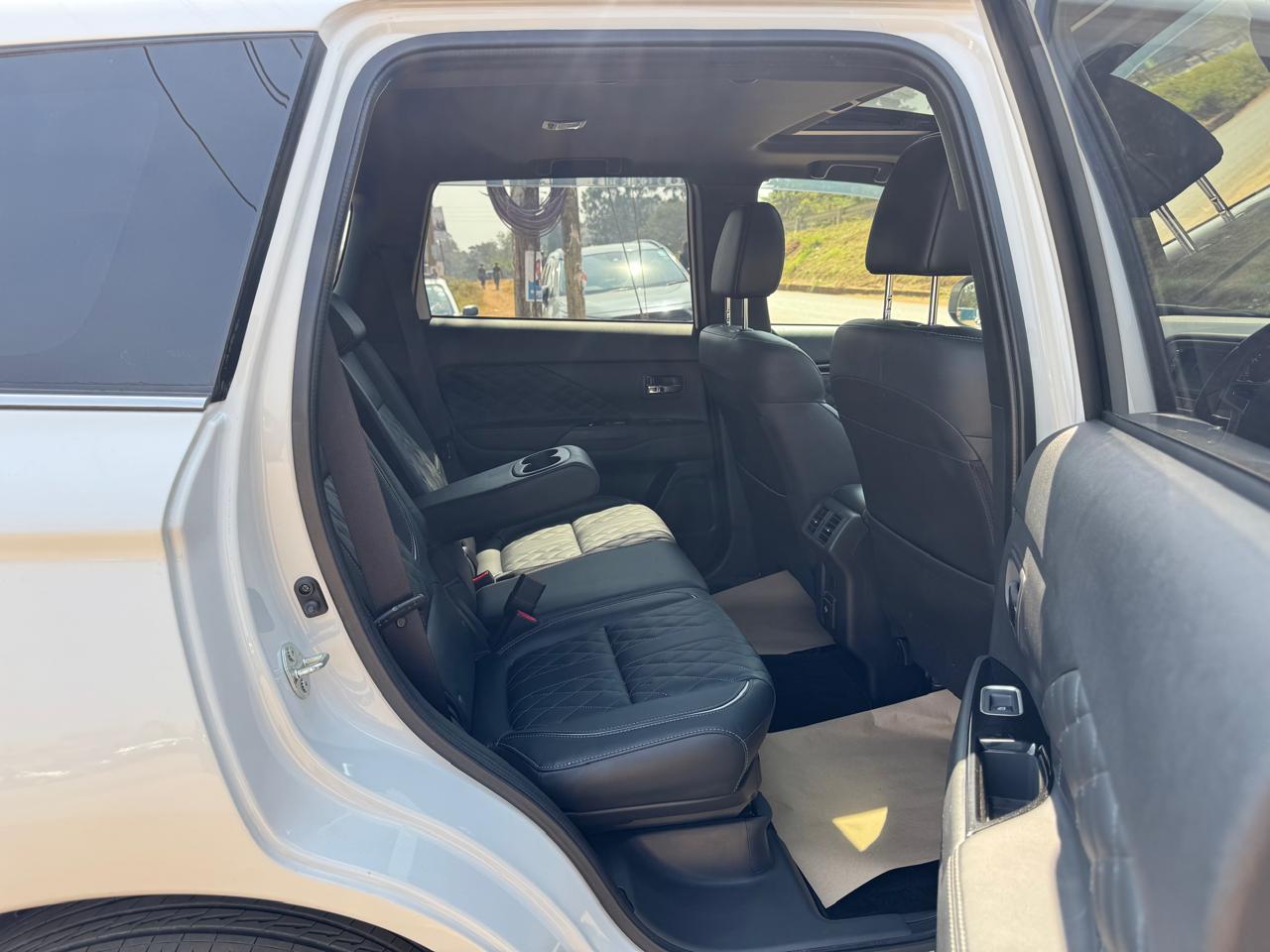2019 – Mitsubishi Outlander PHEV – White