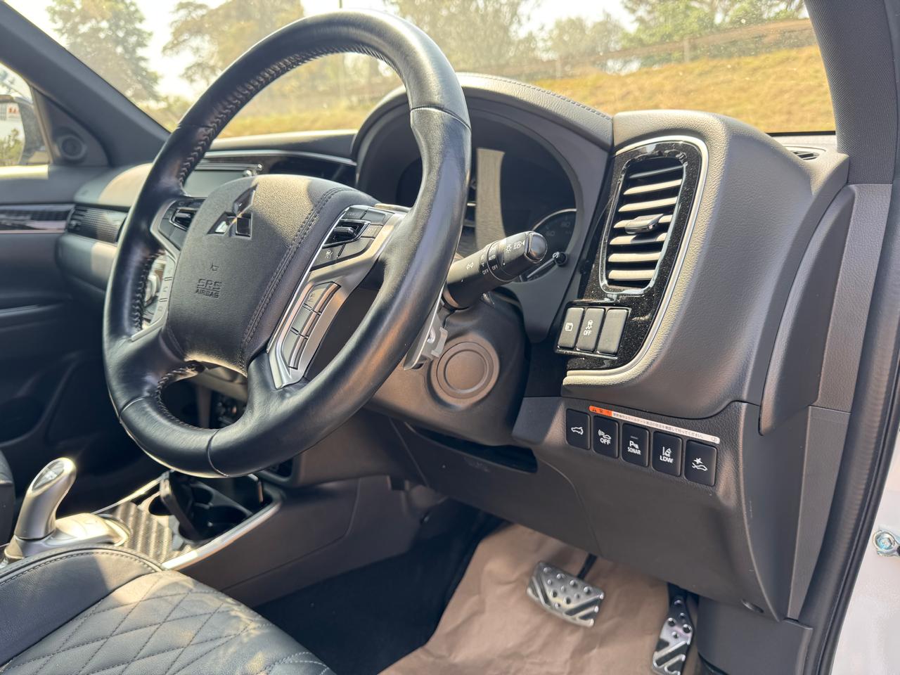 2019 – Mitsubishi Outlander PHEV – White