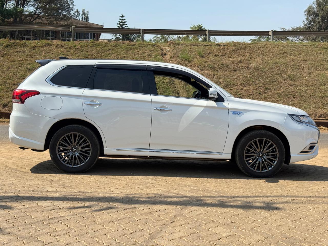 2019 – Mitsubishi Outlander PHEV – White