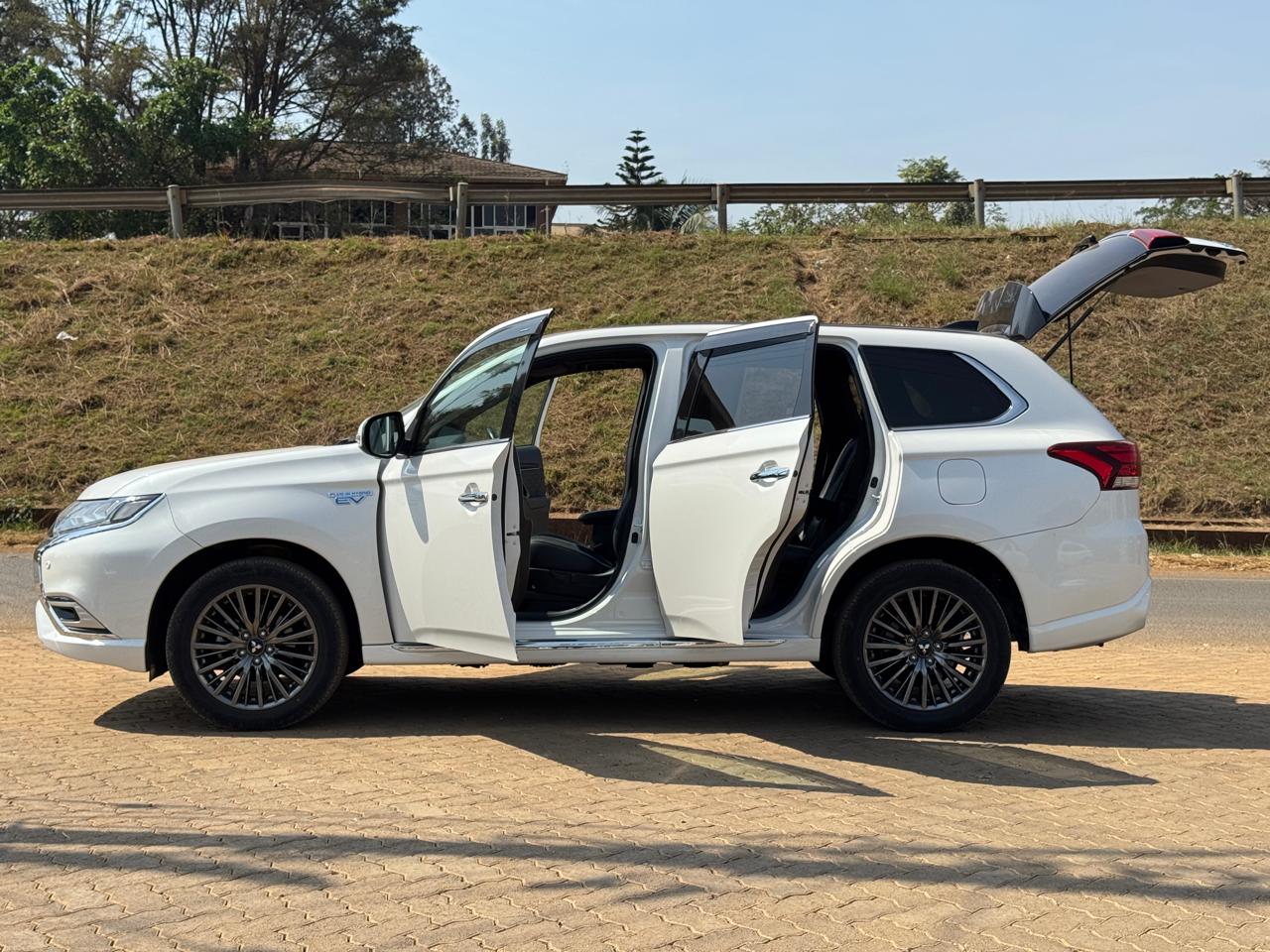 2019 – Mitsubishi Outlander PHEV – White