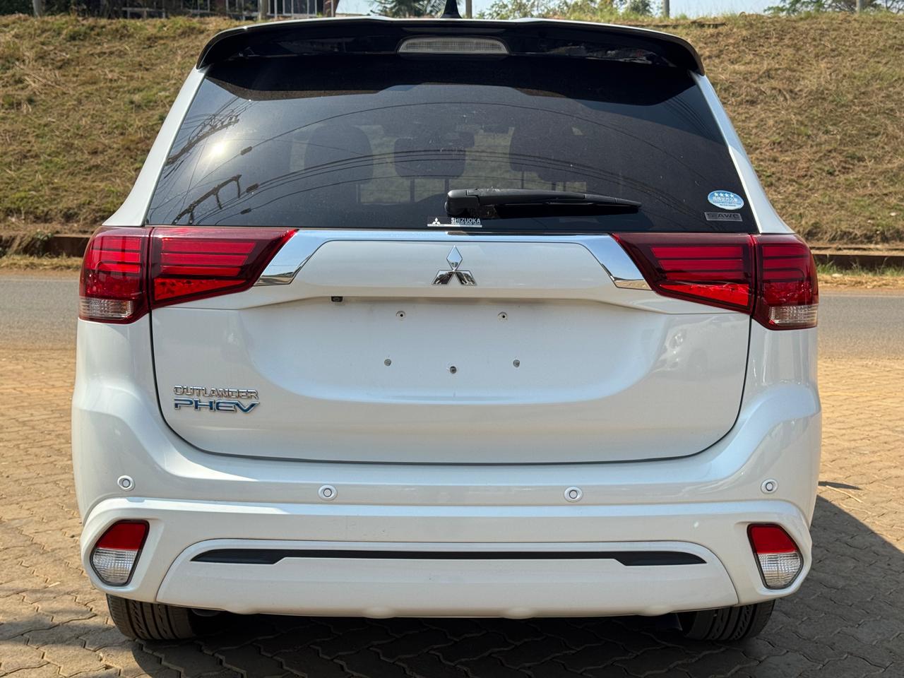 2019 – Mitsubishi Outlander PHEV – White