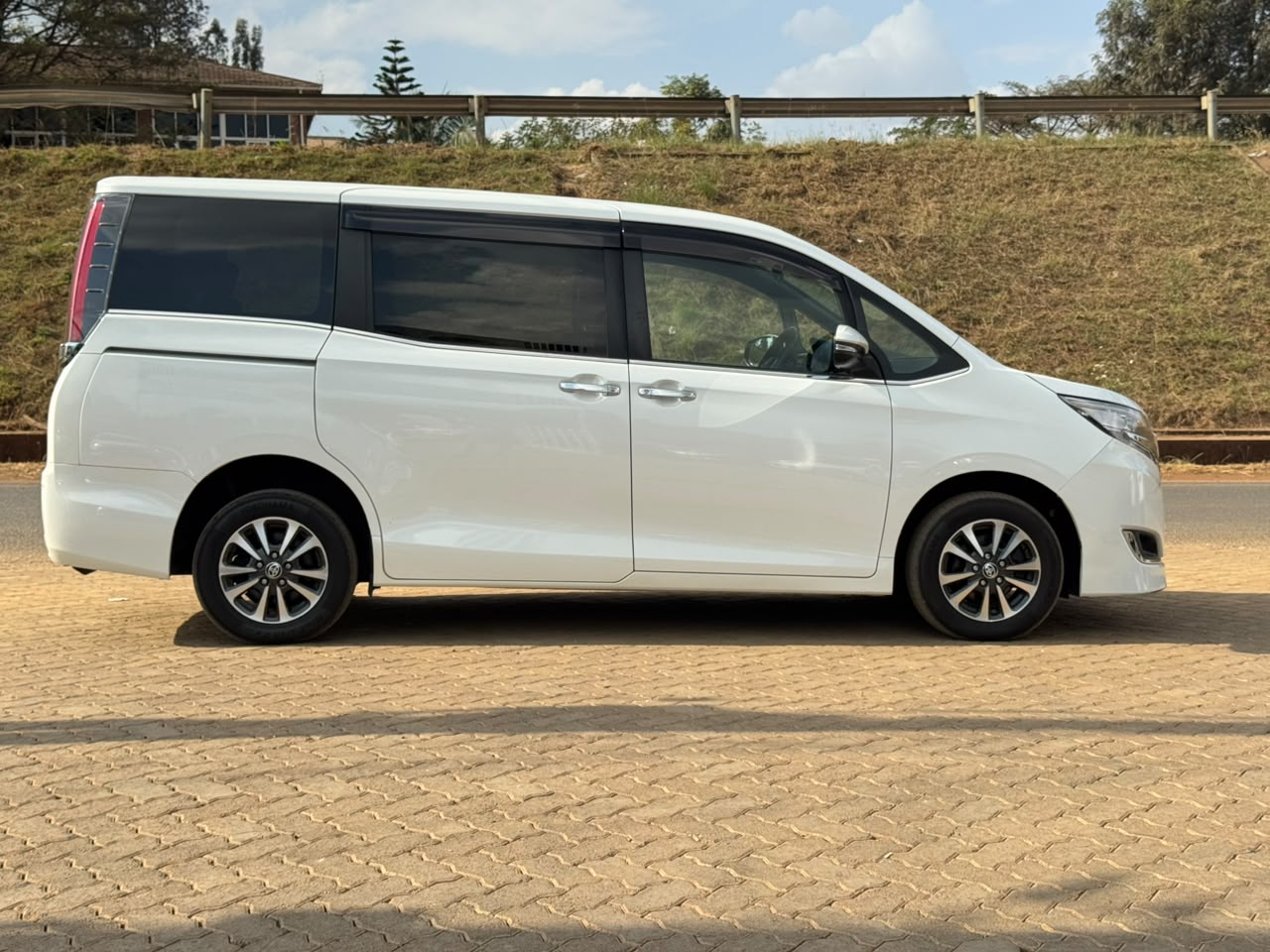 2019 – Toyota Esquire – White