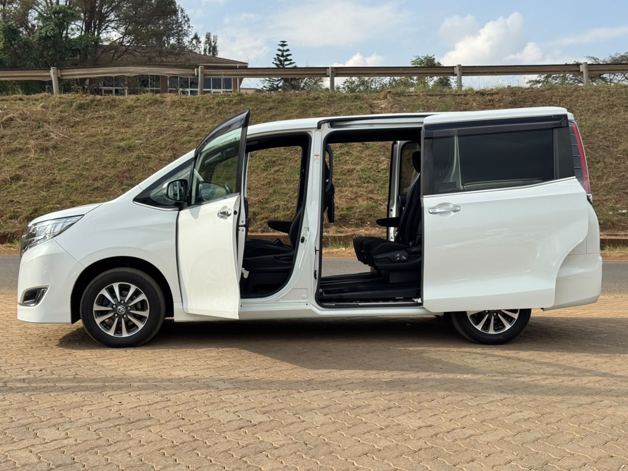 2019 – Toyota Esquire – White