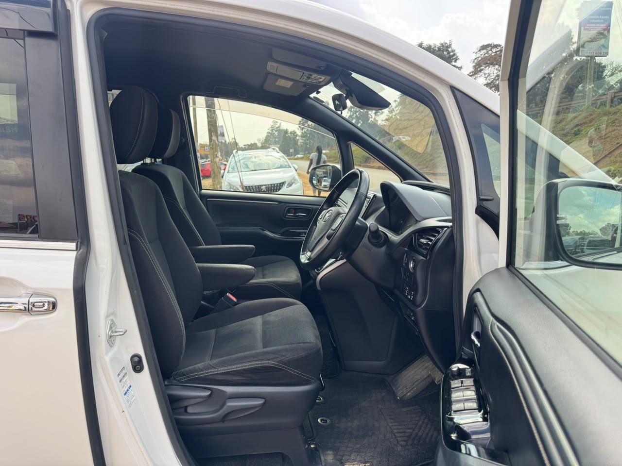 2019 – Toyota Esquire – White