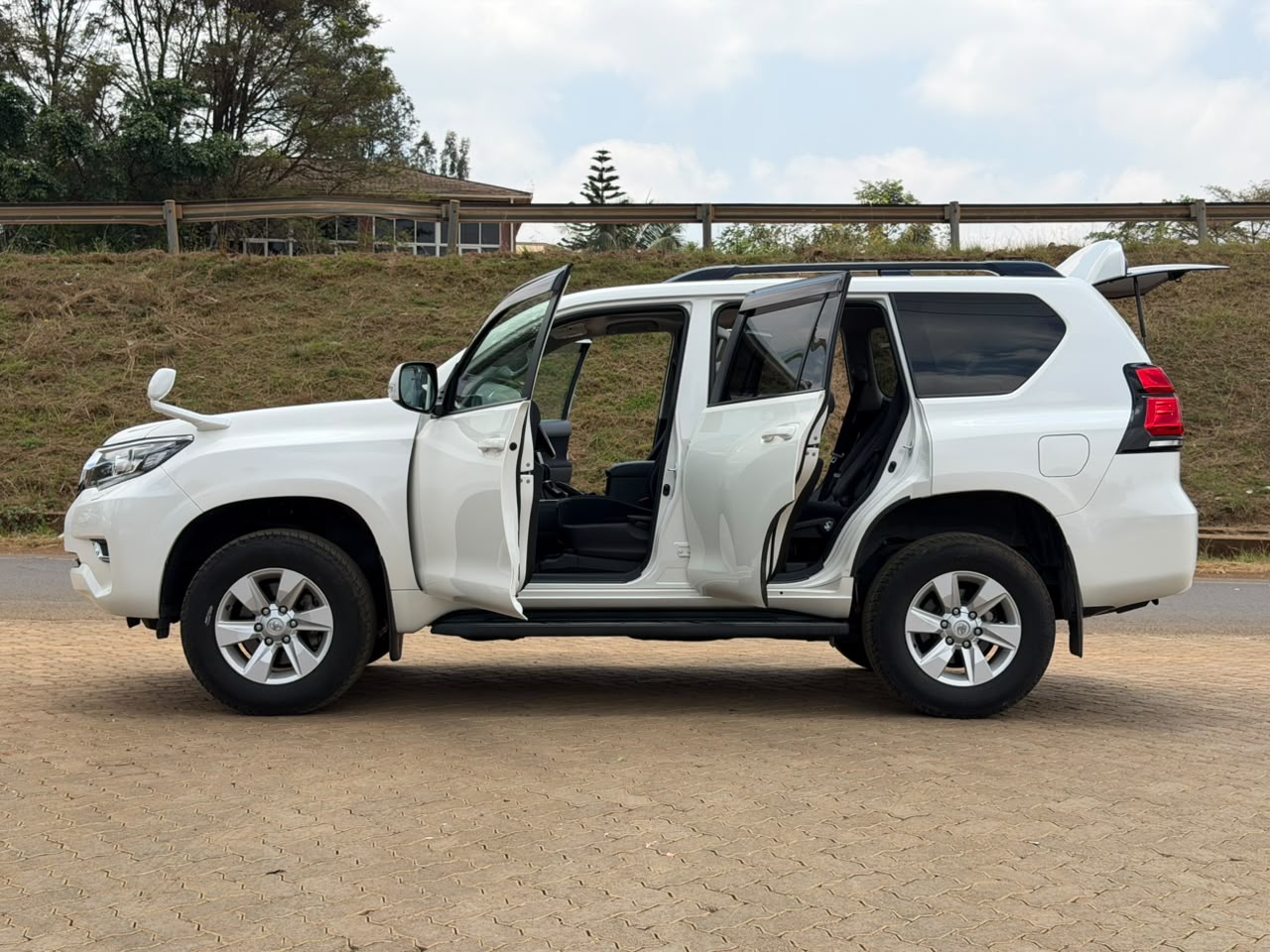 2019 – Toyota Landcruiser Prado TX – White