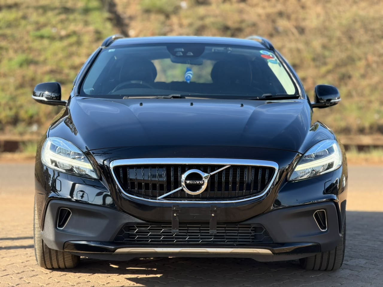 2019 – Volvo V40 D4 CrossCountry – Black