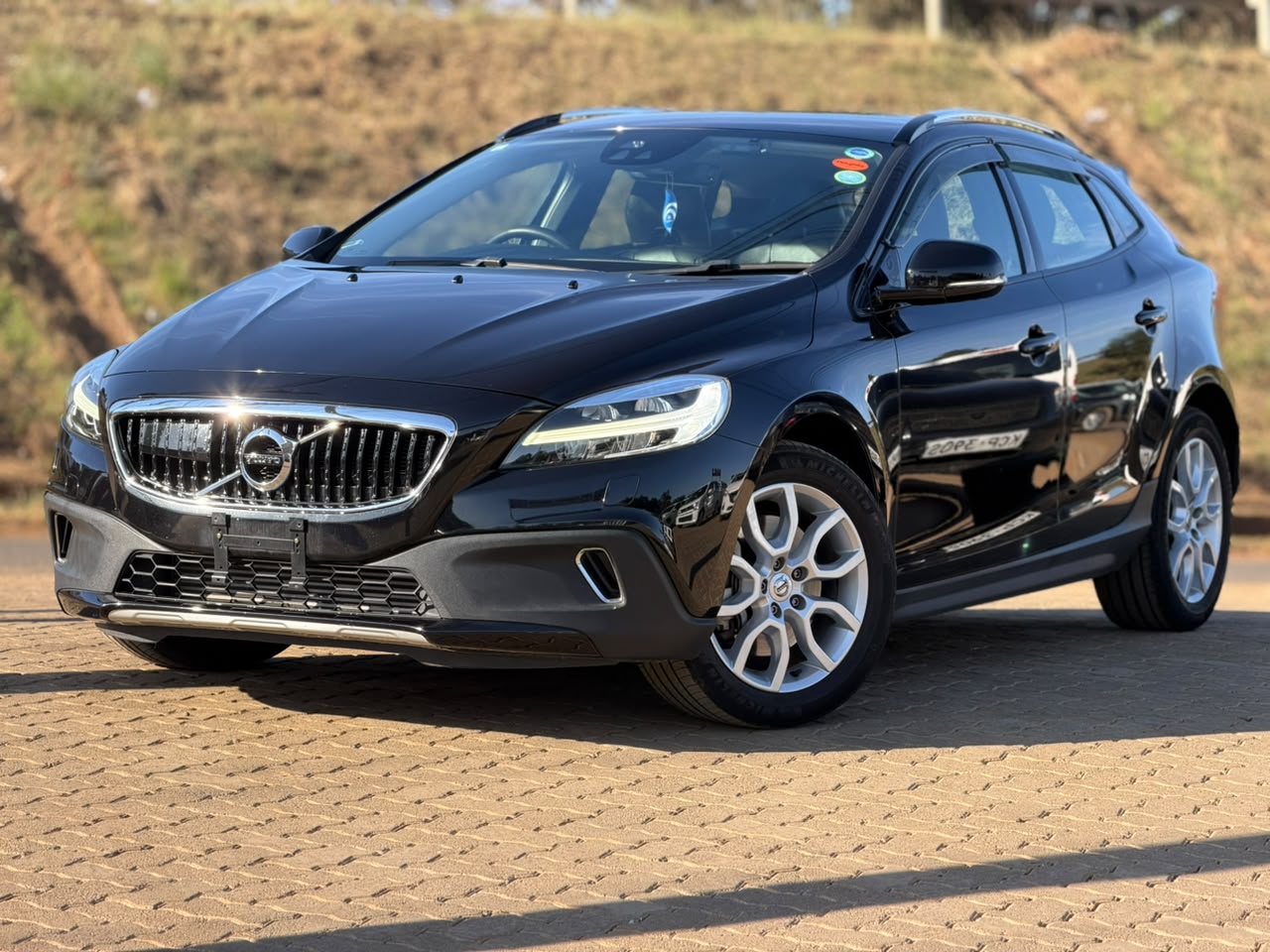 2019 – Volvo V40 D4 CrossCountry – Black