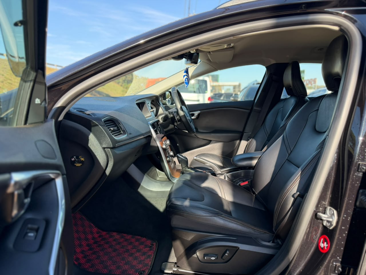 2019 – Volvo V40 D4 CrossCountry – Black