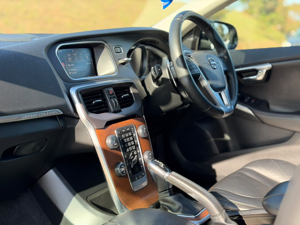 2019 – Volvo V40 D4 CrossCountry – Black