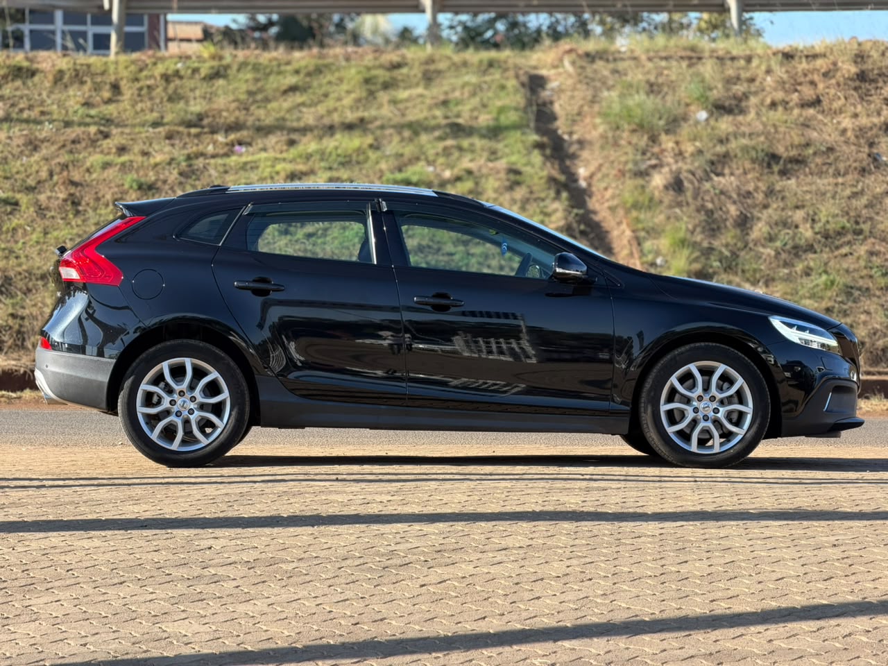 2019 – Volvo V40 D4 CrossCountry – Black