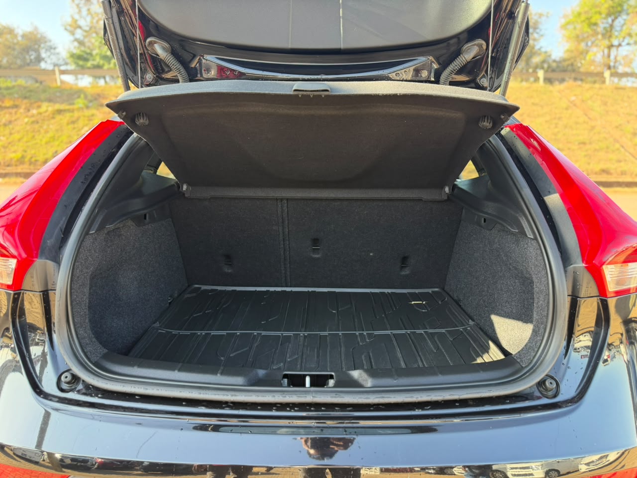 2019 – Volvo V40 D4 CrossCountry – Black