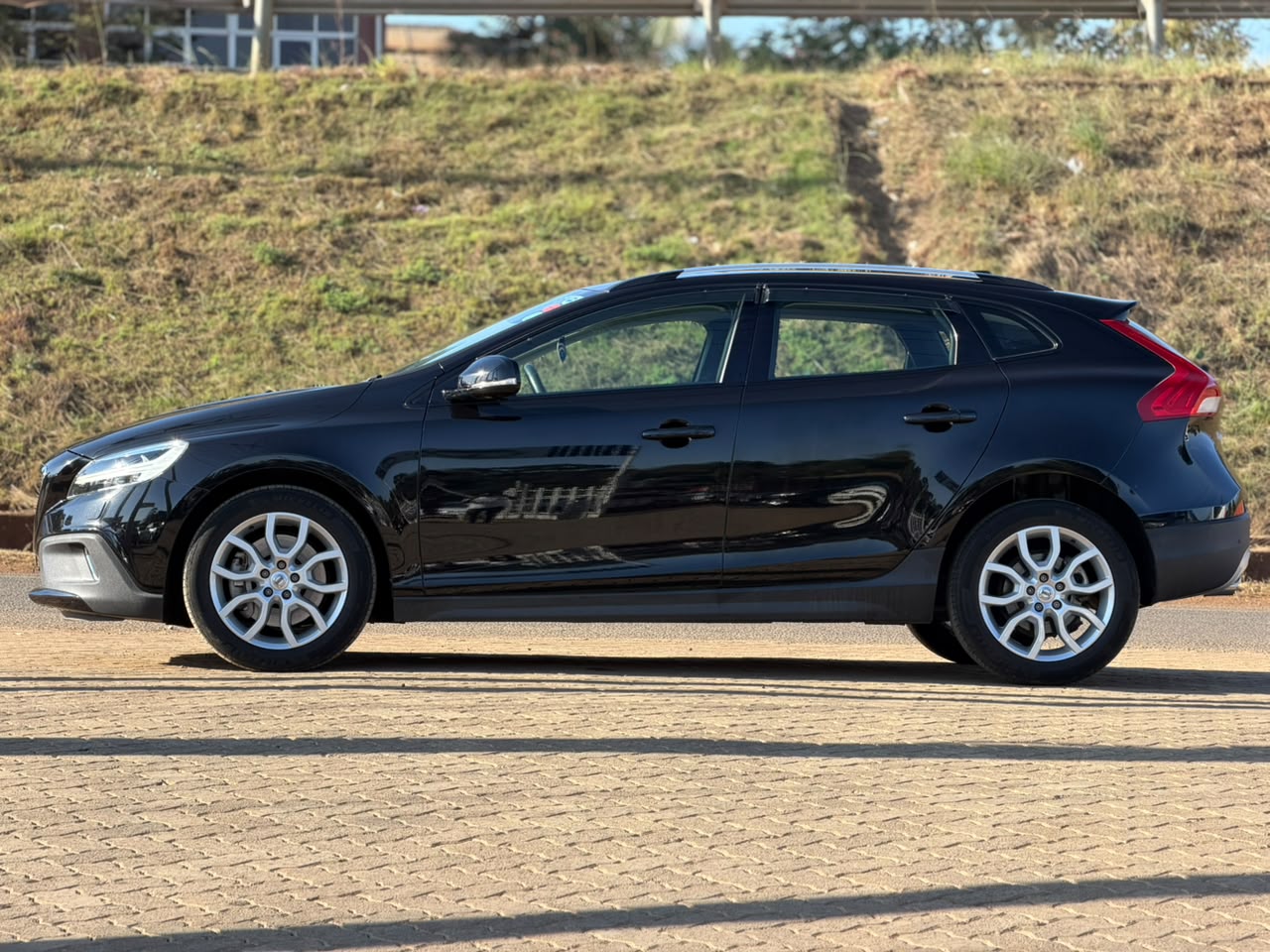 2019 – Volvo V40 D4 CrossCountry – Black