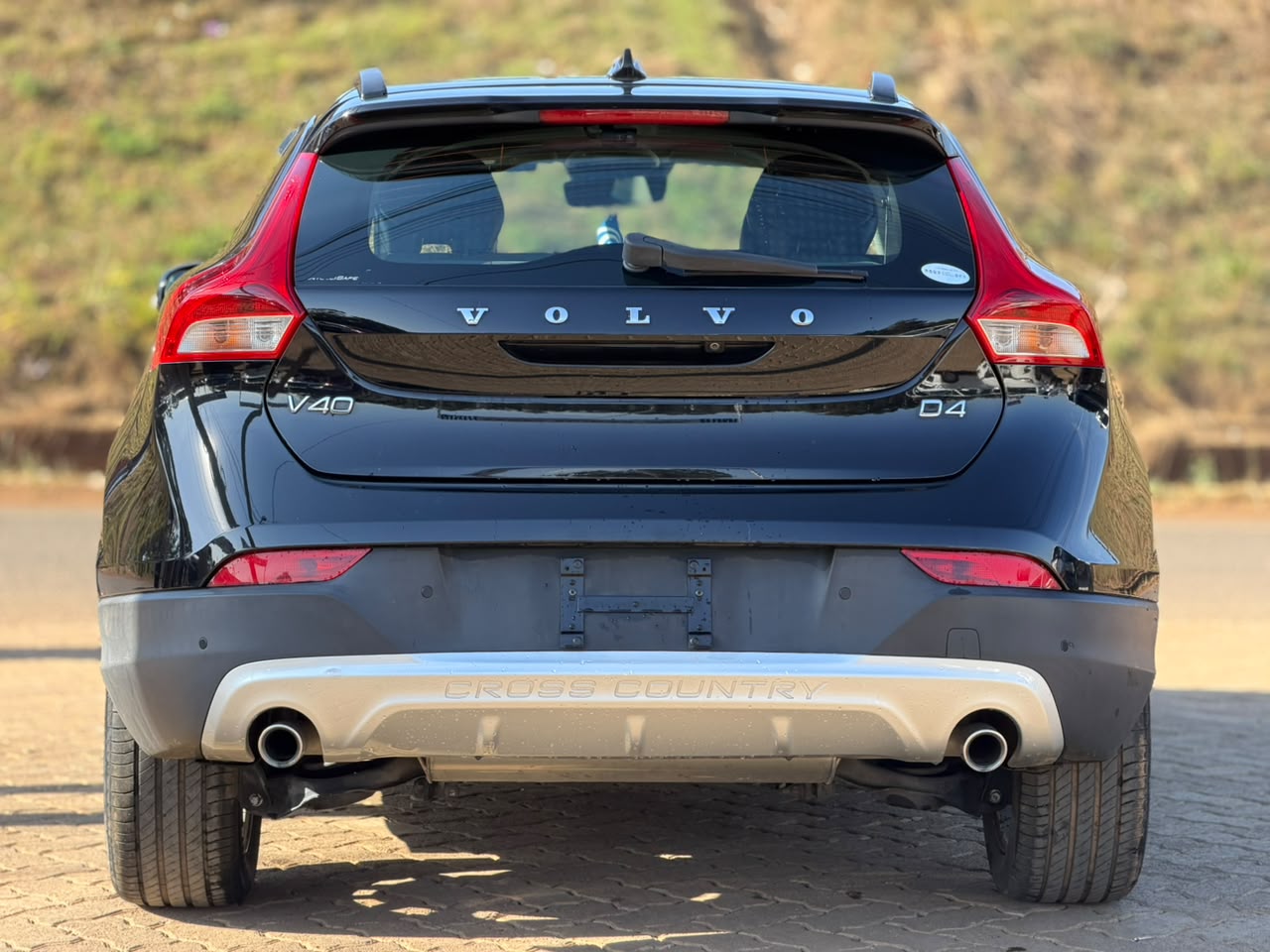 2019 – Volvo V40 D4 CrossCountry – Black