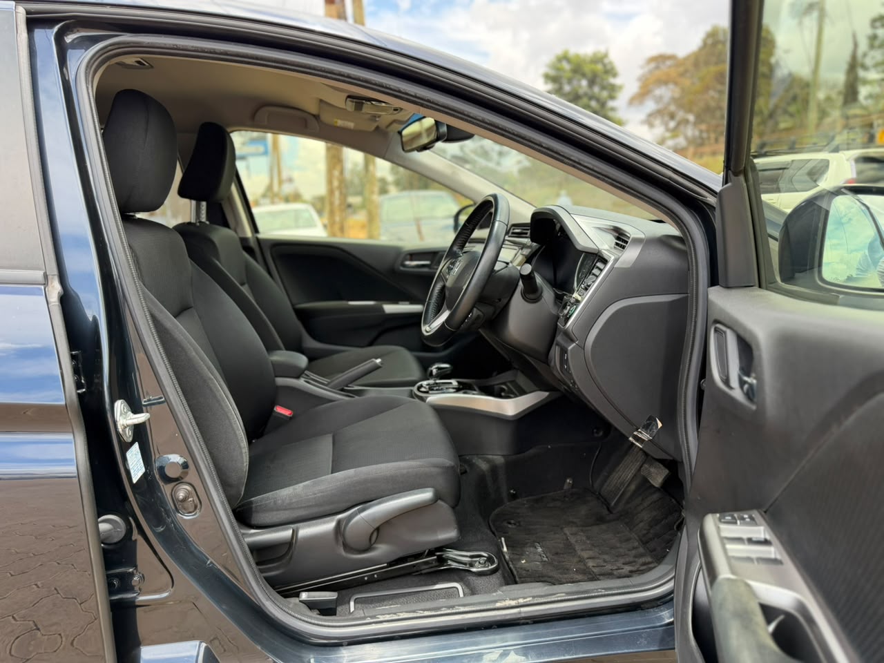 2019 – Honda Grace – Navy Blue