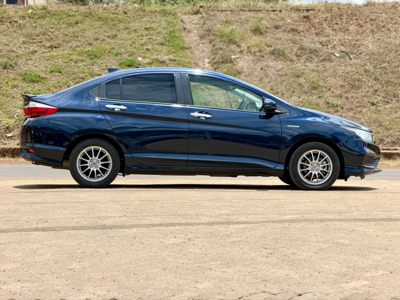 2019 – Honda Grace – Navy Blue
