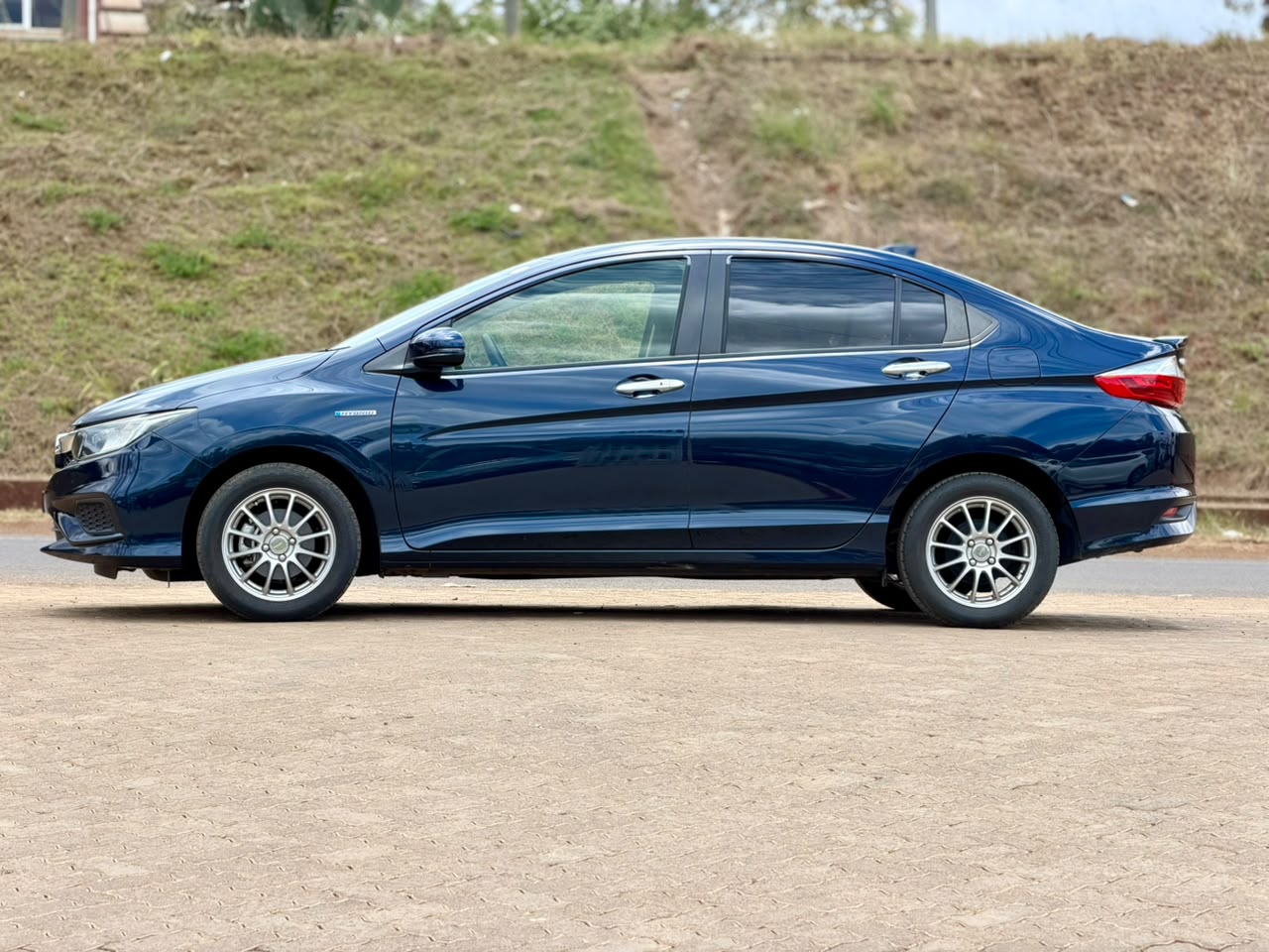 2019 – Honda Grace – Navy Blue