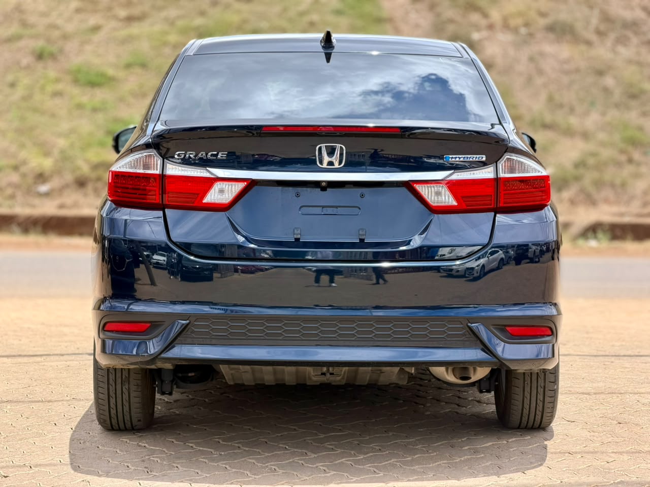 2019 – Honda Grace – Navy Blue