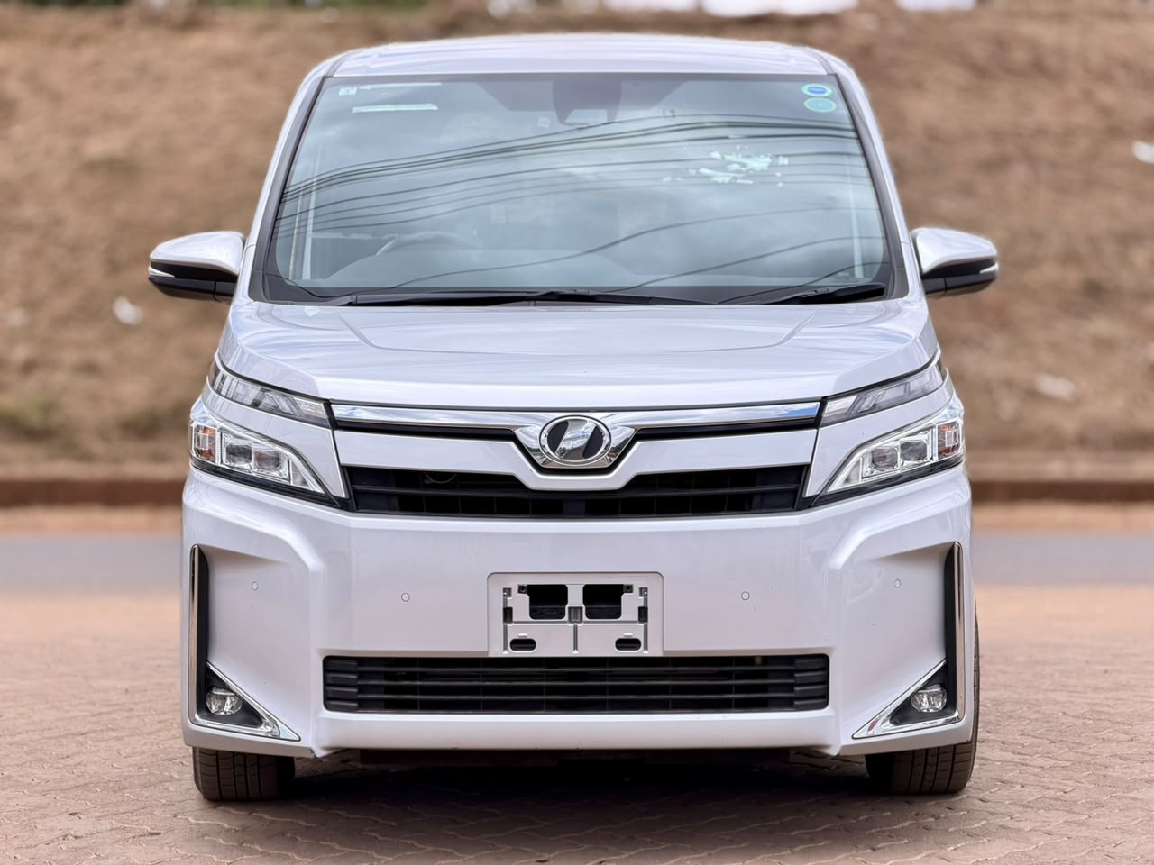2019 – Toyota Voxy – Silver
