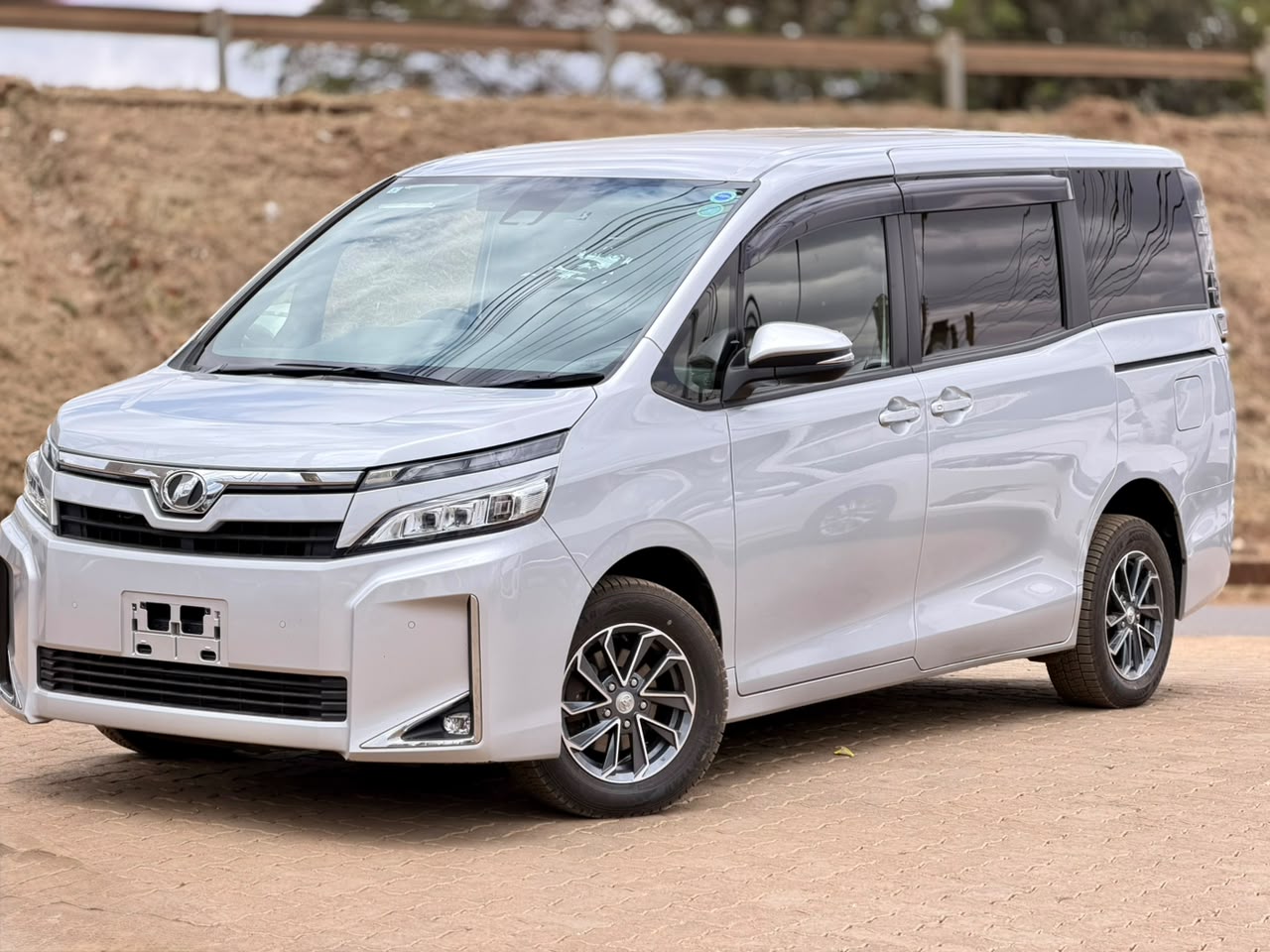 2019 – Toyota Voxy – Silver