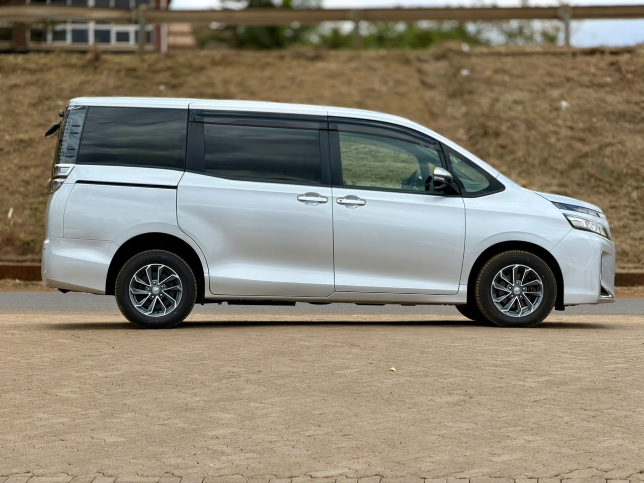 2019 – Toyota Voxy – Silver