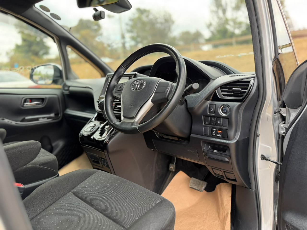 2019 – Toyota Voxy – Silver