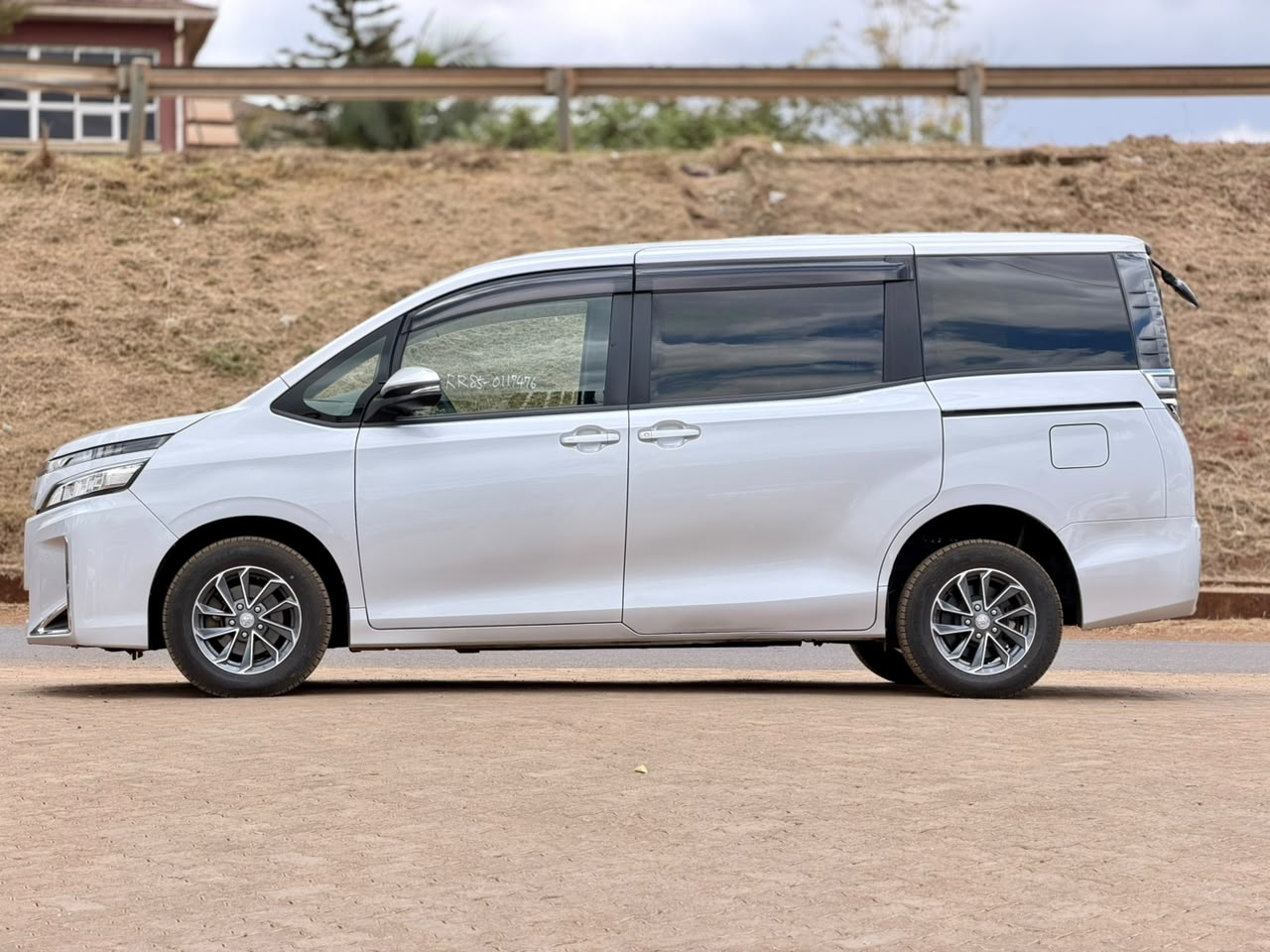 2019 – Toyota Voxy – Silver