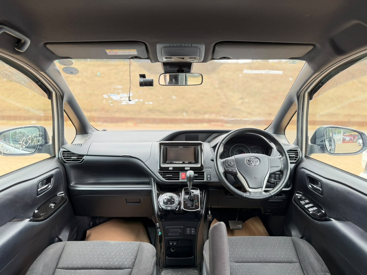 2019 – Toyota Voxy – Silver
