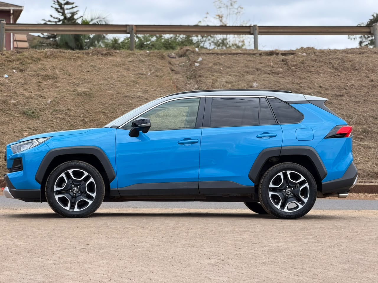 2019 – Toyota Adventure – Blue