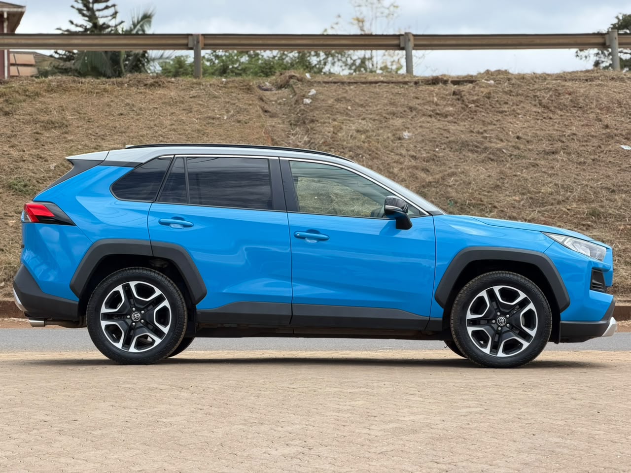 2019 – Toyota Adventure – Blue