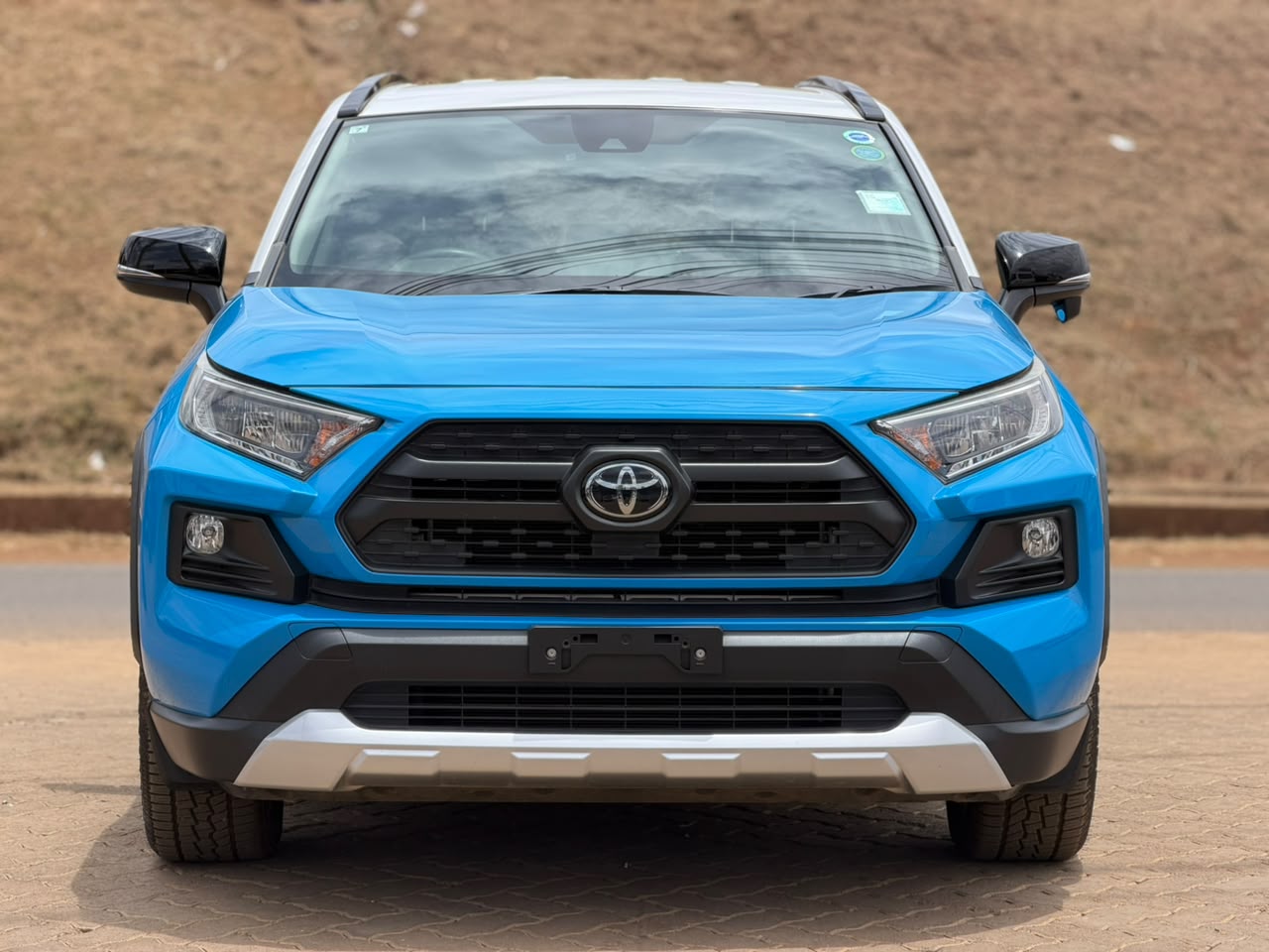2019 – Toyota Adventure – Blue