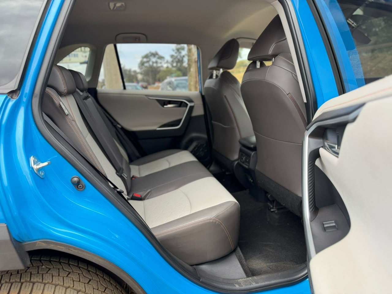 2019 – Toyota Adventure – Blue