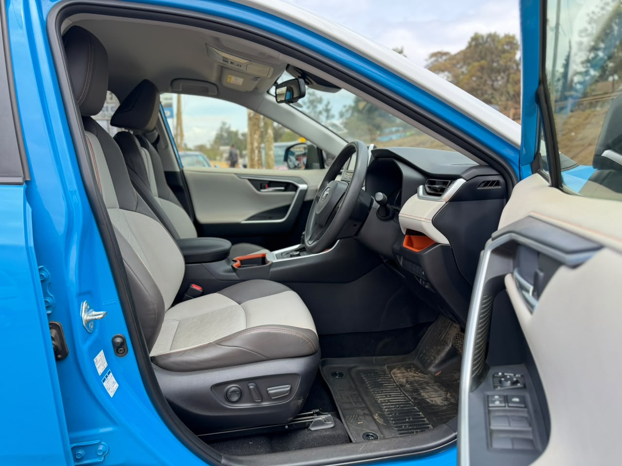 2019 – Toyota Adventure – Blue