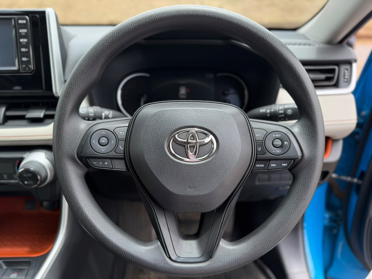 2019 – Toyota Adventure – Blue
