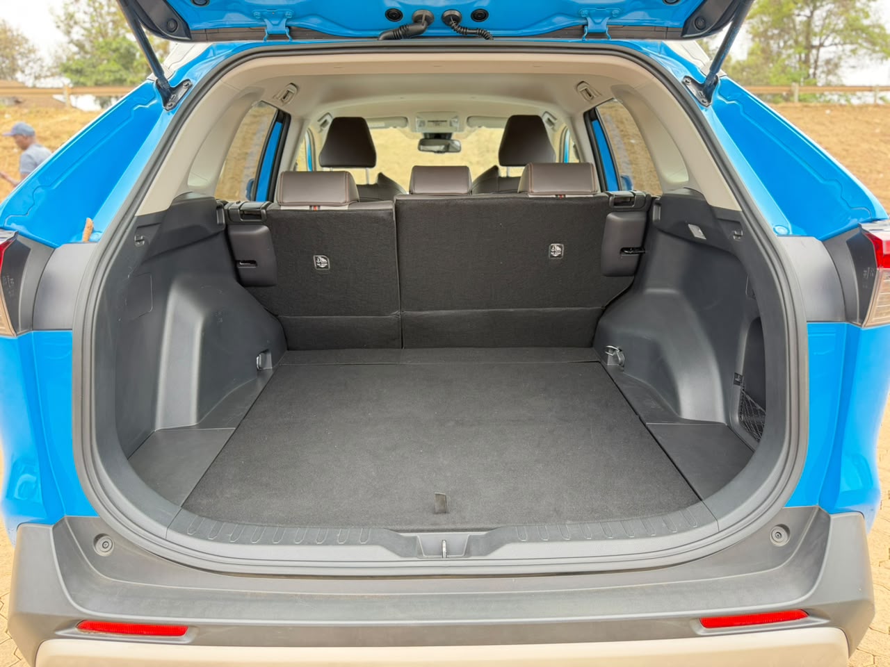 2019 – Toyota Adventure – Blue