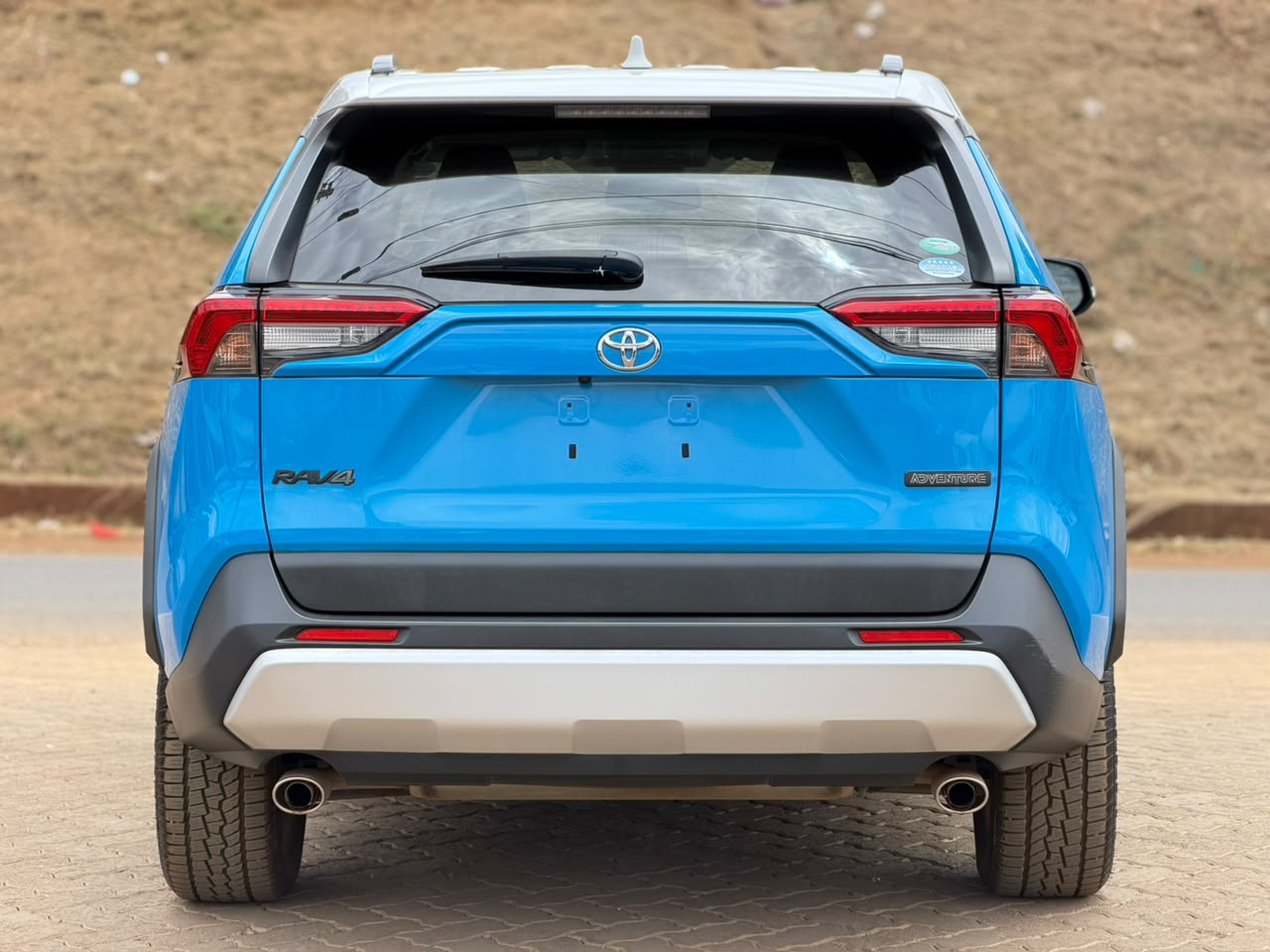 2019 – Toyota Adventure – Blue