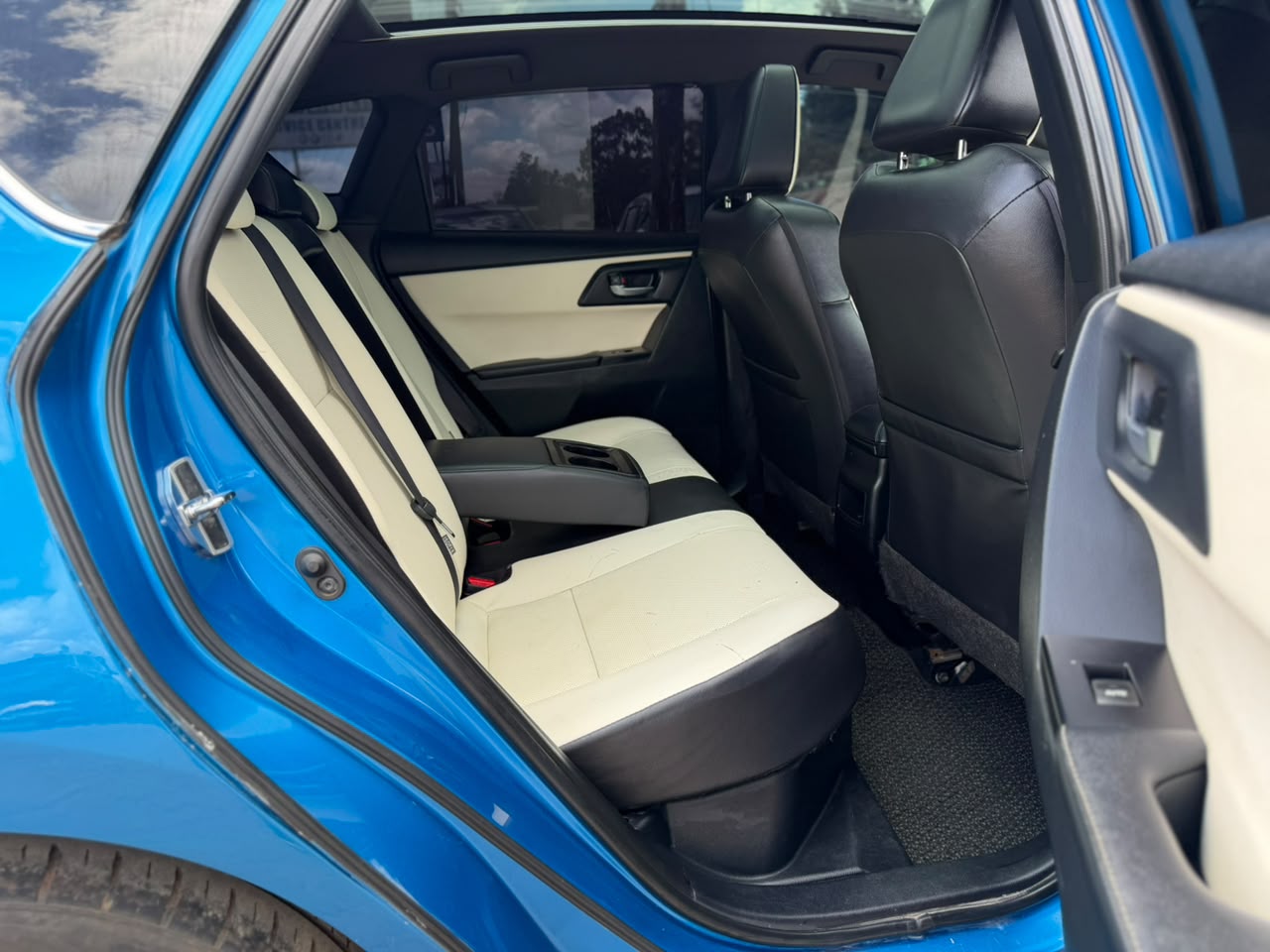 2016 – Toyota Auris Hybrid – Blue