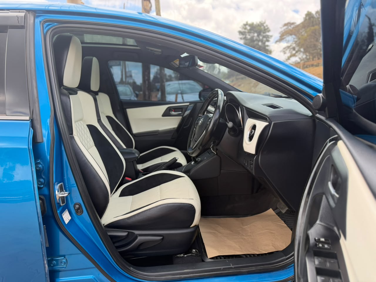 2016 – Toyota Auris Hybrid – Blue