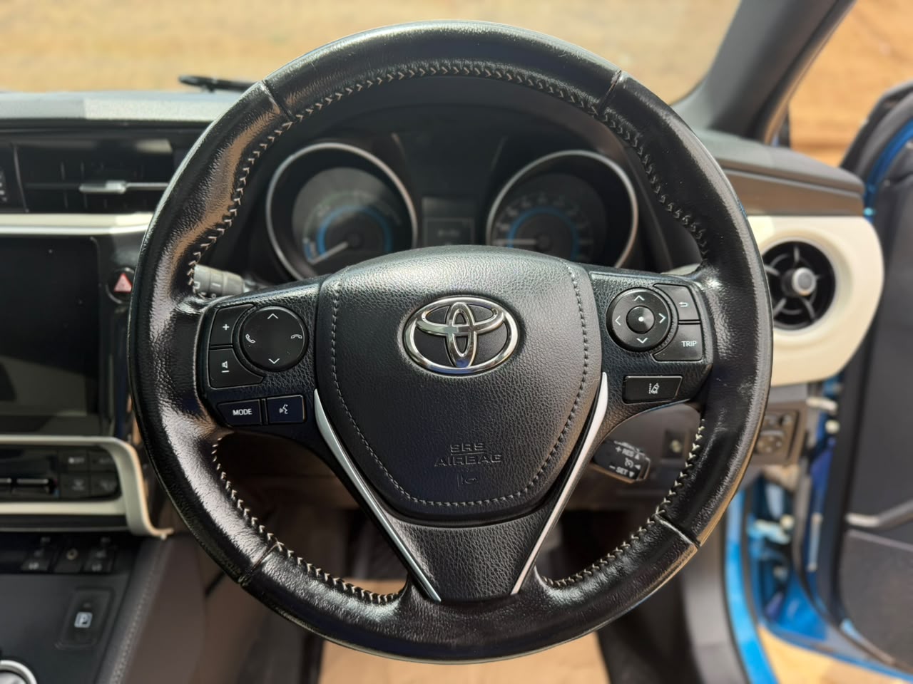 2016 – Toyota Auris Hybrid – Blue