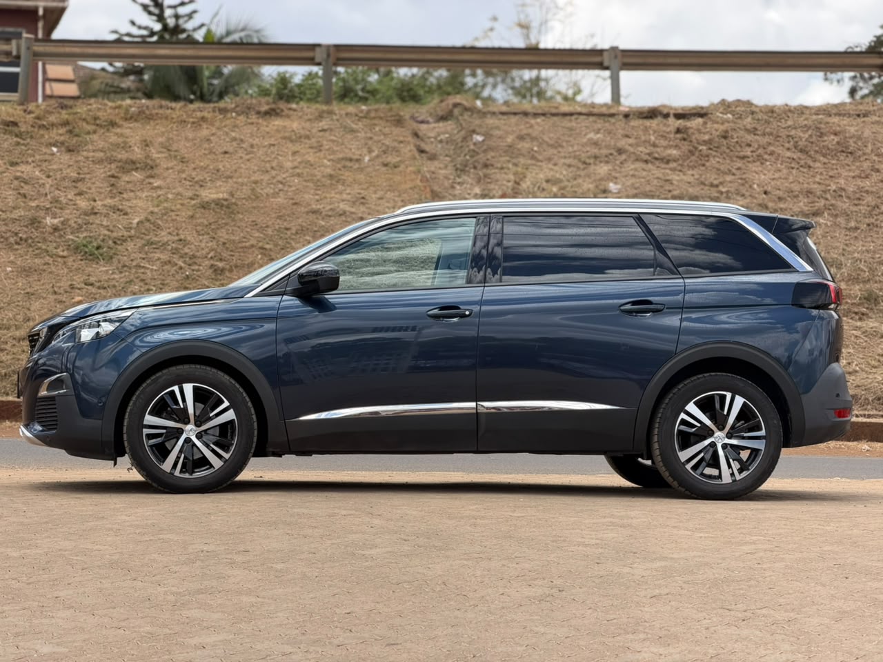 2019 – Peugeot 5008 – Navy Blue