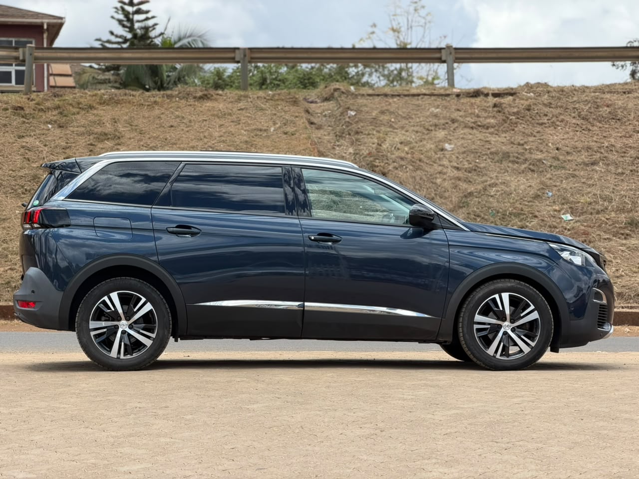 2019 – Peugeot 5008 – Navy Blue