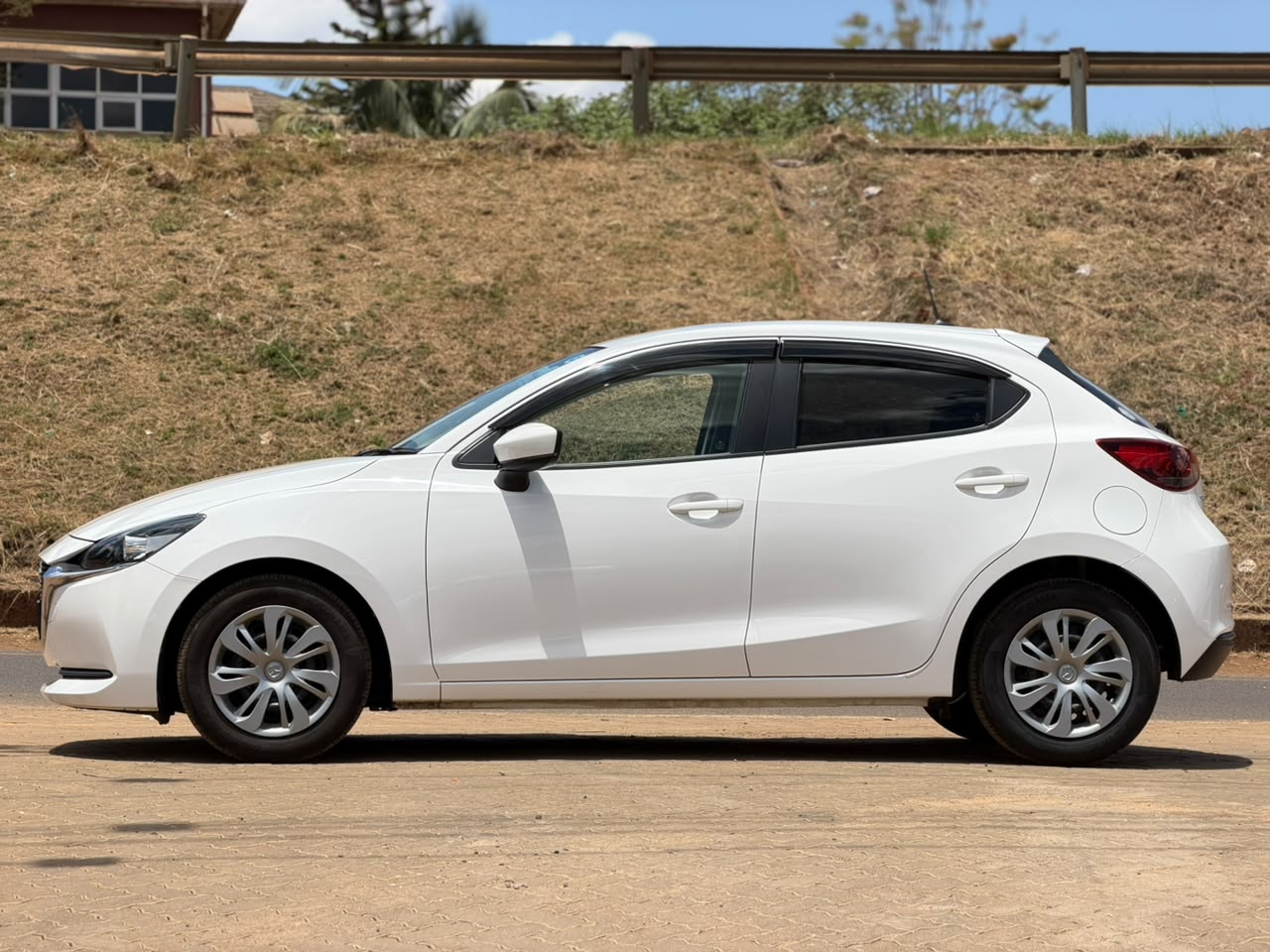 2020 – Mazda 2 (SkyactivG) – White