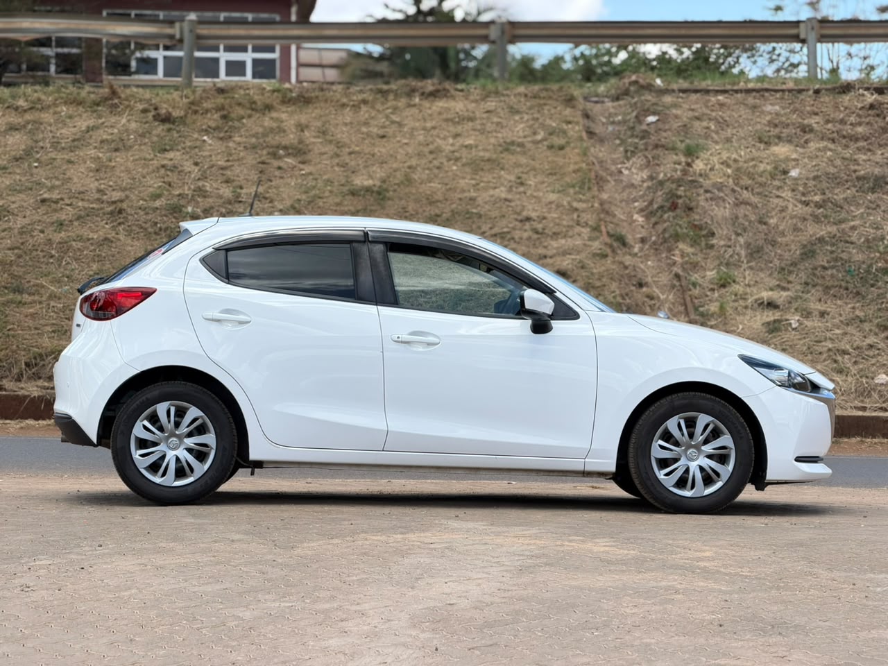 2020 – Mazda 2 (SkyactivG) – White