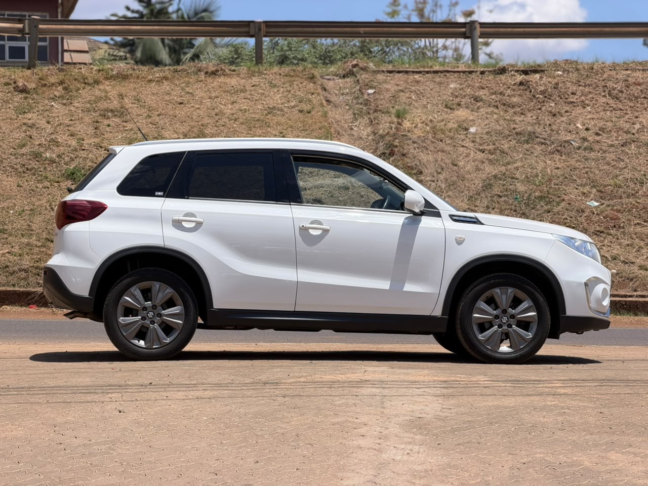 2019 – Suzuki Vitara – White