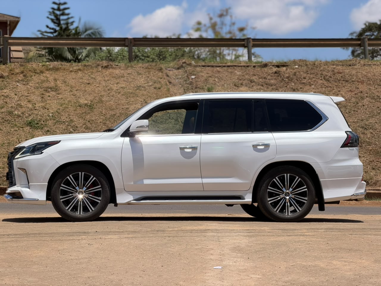2020 – Lexus L X570 – White