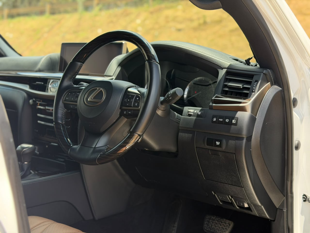 2020 – Lexus L X570 – White